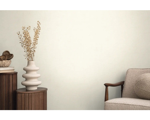 Obývacia izba s odkladacím stolíkom, vázou so suchými kvetmi a kreslom