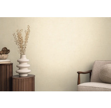 Dekoratívny interiér s komodou, vázou so sušenými kvetmi a kreslom