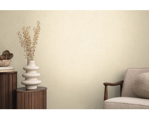 Dekoratívny interiér s komodou, vázou so sušenými kvetmi a kreslom