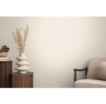 Obývacia izba s vázou a kreslom