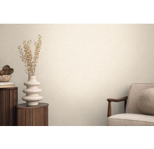 Obývacia izba s textilnou tapetou, kreslom, okrúhlym príručným stolíkom a dekoráciou