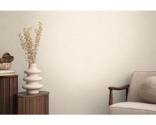 Obývacia izba s textilnou tapetou, kreslom, okrúhlym príručným stolíkom a dekoráciou