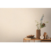 Detail štruktúrovanej tapety vedľa stola s dekoráciami