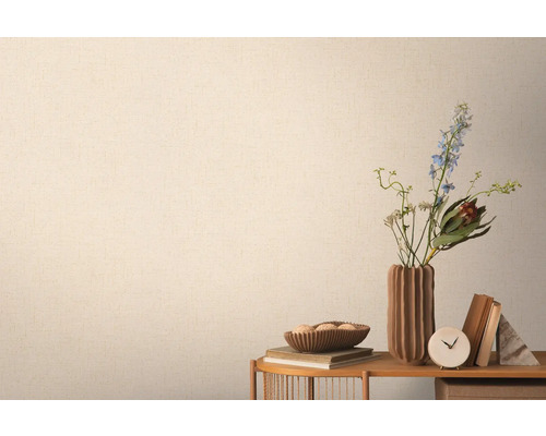 Detail štruktúrovanej tapety vedľa stola s dekoráciami