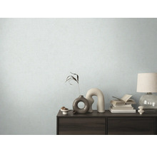 Obývacia izba so vzorovanou tapetou a komoda s dekoratívnymi prvkami.