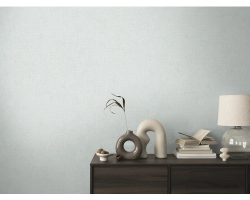 Obývacia izba so vzorovanou tapetou a komoda s dekoratívnymi prvkami.