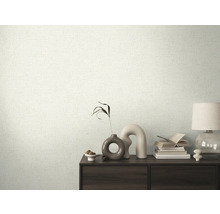 Dizajn stien so svetlou vzorovanou tapetou a tmavou drevenou skriňou s dekoráciami