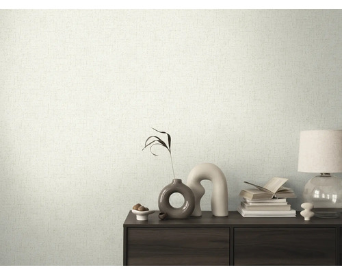 Dizajn stien so svetlou vzorovanou tapetou a tmavou drevenou skriňou s dekoráciami