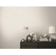 Dekoratívna izba so vzorovanou tapetou a tmavou drevenou skrinkou