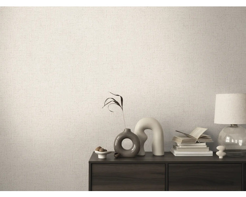 Dekoratívna izba so vzorovanou tapetou a tmavou drevenou skrinkou