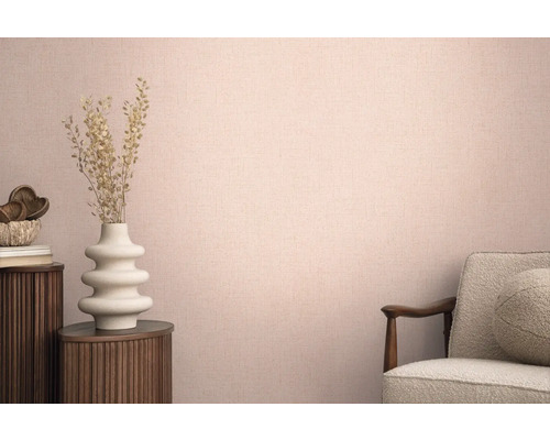 Pohľad na izbu s textilnou tapetou, stoličkou a dekoráciou