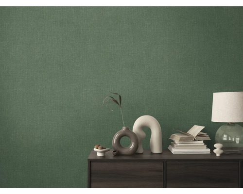 Detailný záber zelenej textilnej tapety na stene za skriňou.