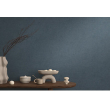 Dekoratívna tapeta s textilným vzorom v obývacej izbe