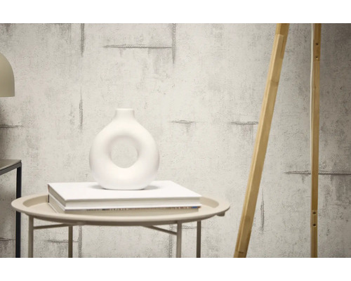 Dekoratívna stena s cementovou štruktúrou a opretým dreveným prvkom.