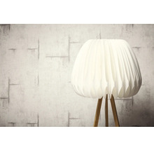 Stojacia lampa s plisovaným tienidlom a drevenou nohou