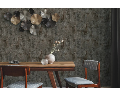 Dekoratívna jedáleň so vzorovanou tapetou, dreveným stolom a stoličkami.