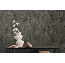 Dekoratívna tapeta so vzorom oceľových výstuží na štruktúrovanom pozadí