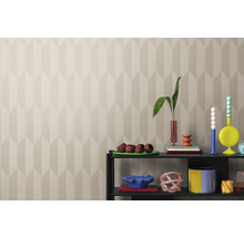 Interiérová fotografia miestnosti so vzorovanou tapetou a policou s dekoratívnymi predmetmi