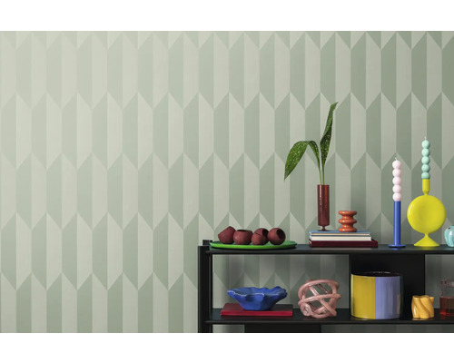 Interiér s geometrickou tapetou a policou s dekoratívnymi predmetmi