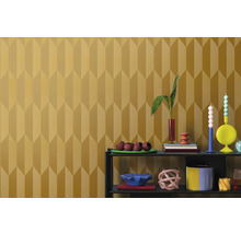 Vzorovaná stena s dekoratívnymi predmetmi na poličke