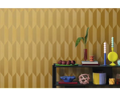 Vzorovaná stena s dekoratívnymi predmetmi na poličke