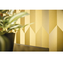 Detail steny s geometrickým vzorom tapety.