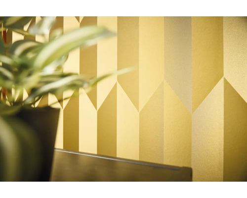 Detail steny s geometrickým vzorom tapety.