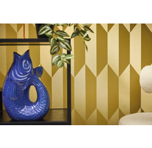 Pohľad do miestnosti s geometrickou tapetou a dekoratívnou vázou v tvare ryby