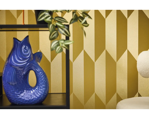 Pohľad do miestnosti s geometrickou tapetou a dekoratívnou vázou v tvare ryby