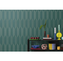 Vzorovaná obývacia izba s policou a dekoráciou na pozadí so vzorovanou tapetou