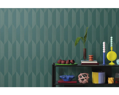 Vzorovaná obývacia izba s policou a dekoráciou na pozadí so vzorovanou tapetou