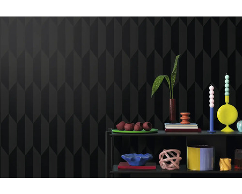 Nástenná dekorácia s geometrickým vzorom a dekoratívnymi prvkami na polici