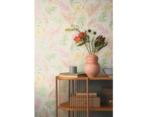 Pohľad do izby s tapetou so vzorom listov a dreveným regálom s dekoratívnymi predmetmi