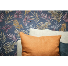 Dekoratívna tapeta s dizajnom listov a vankúše v popredí.