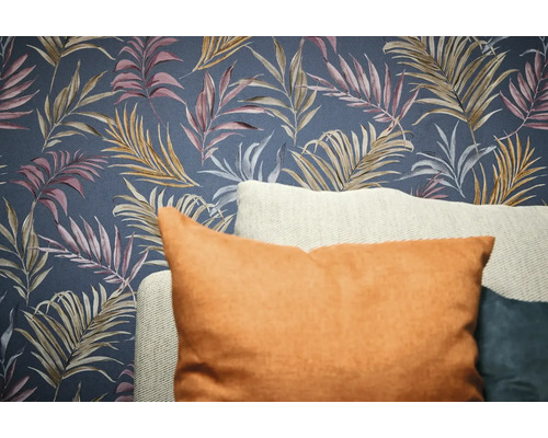 Dekoratívna tapeta s dizajnom listov a vankúše v popredí.