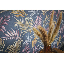 Detailný záber na tmavosivú tapetu so vzorom ružových, hnedých a bielych listov