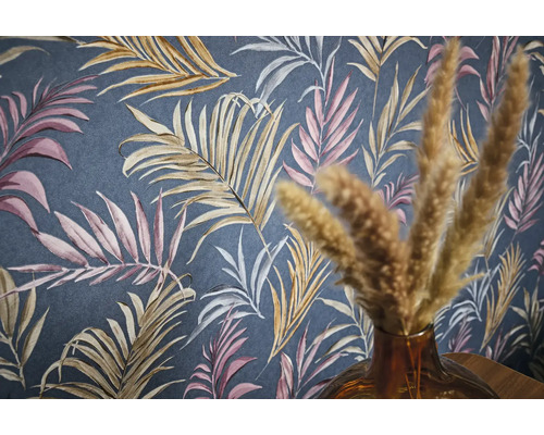 Detailný záber na tmavosivú tapetu so vzorom ružových, hnedých a bielych listov