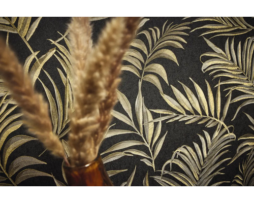 Detail čiernej tapety so zlatým vzorom palmových listov