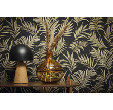 Dekoratívna scéna so stolnou lampou, vázou a vzorovanou tapetou