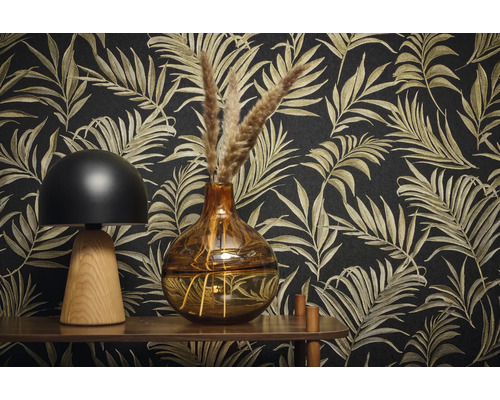 Dekoratívna scéna so stolnou lampou, vázou a vzorovanou tapetou