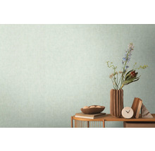 Svetlá tapeta s jemnou textúrou zobrazená v miestnosti