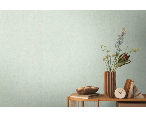 Svetlá tapeta s jemnou textúrou zobrazená v miestnosti