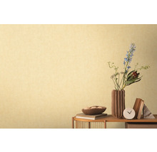 Svetlé tapety s jemnou textúrou, kombinované s dekoratívnymi prvkami na stole