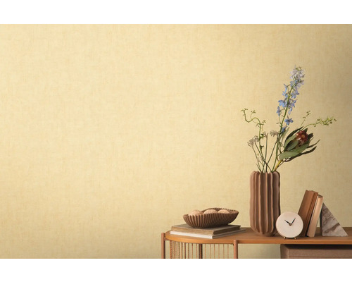 Svetlé tapety s jemnou textúrou, kombinované s dekoratívnymi prvkami na stole