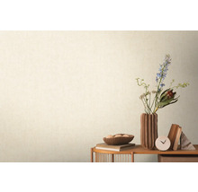 Dekoratívne zátišie s kvetmi, vázami, knihami a hodinami na stole pred stenou