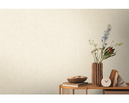 Dekoratívne zátišie s kvetmi, vázami, knihami a hodinami na stole pred stenou