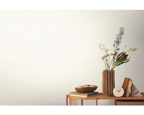 Dekoratívna scéna s kvetmi, miskou, knihami a hodinami na stole