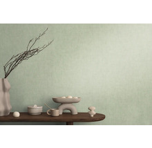 Dekoratívne predmety na stole pred stenou