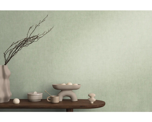 Dekoratívne predmety na stole pred stenou