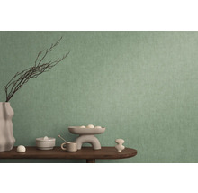 Dekoratívna zelená vliesová tapeta v obývacej izbe s dekoráciou stola